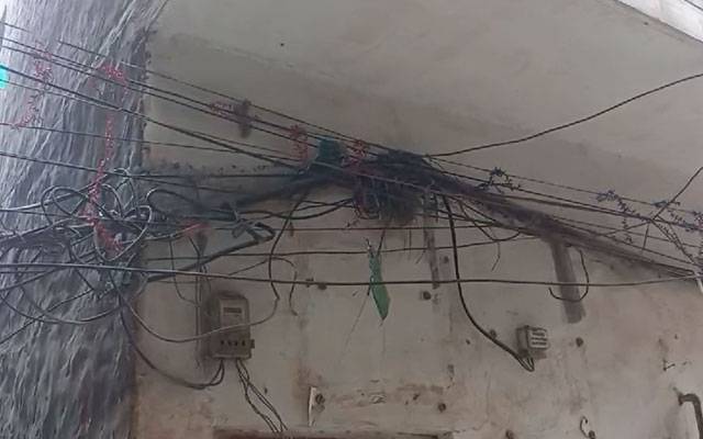 بلھے شاہ روڈ،  گلیوں میں بجلی کی لٹکتی تاریں، بڑے حادثے کا خدشہ