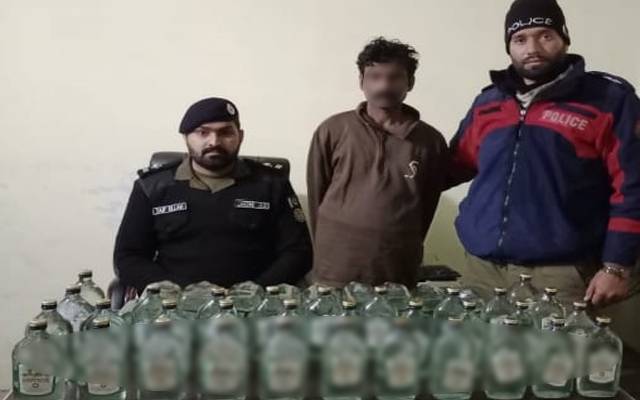 پولیس کی کارروائی؛100 سے زائد شراب کی بوتلیں برآمد، ملزم گرفتار