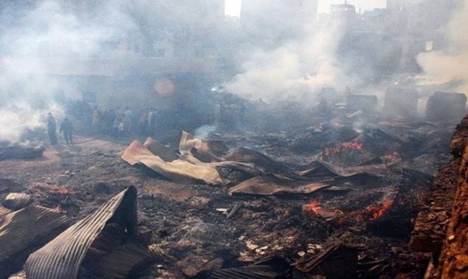  کراچی ؛ خوفناک آتشزدگی کے باعث 100 سے زائد جھونپڑیاں جل کر خاکستر ہوگئیں