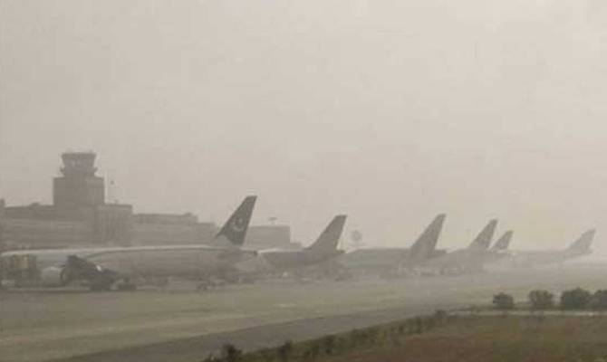  لاہورایئرپورٹ پر دھند کا راج, پروازیں تاخیر کا شکار 