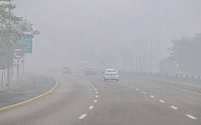 شدید دھند کے باعث موٹرویز ٹریفک کیلئے بند