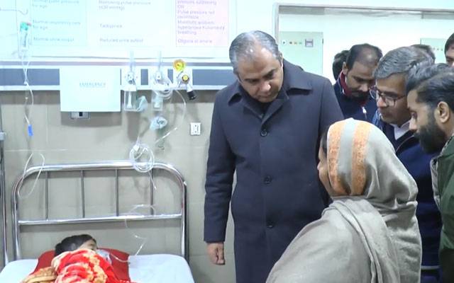 بچوں میں نمونیا کے بڑھتے کیسز ،وزیراعلیٰ محسن نقوی چلڈرن ہسپتال پہنچ گئے،بچوں کی عیادت کی