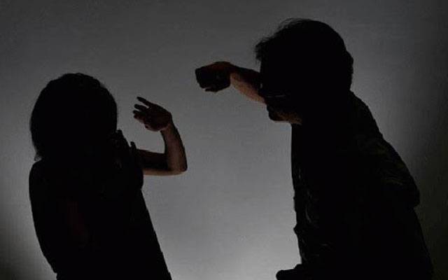 نشہ اور پارٹی سے انکار پر شوہر کا بیوی پر بدترین تشدد 