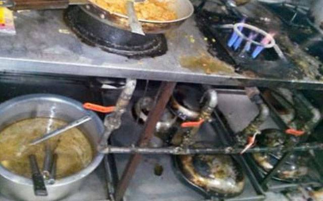  پنجاب فوڈاتھارٹی کاکریک ڈاؤن،800لٹر زائد المیعاد شیرہ ، 100 لٹر استعمال شدہ آئل تلف 