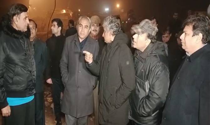 محسن نقوی کا رات گئے شدید سردی میں نئے راوی پل پراجیکٹ کا تفصیلی دورہ، جاری ترقیاتی کاموں کا معائنہ کیا