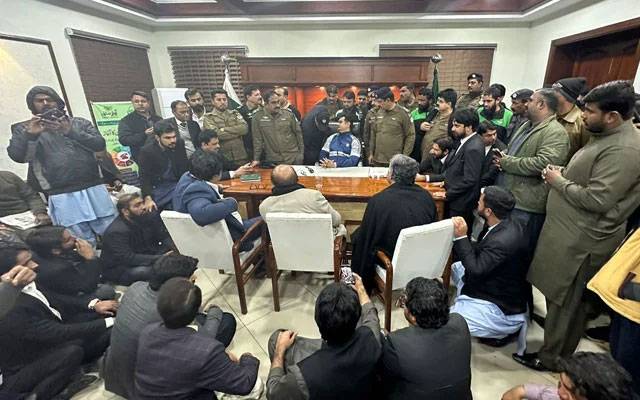  پی ٹی آئی کے امیدوار پرڈسٹرکٹ ریٹرننگ افسر کے سٹاف کو یرغمال بنانے کا مقدمہ