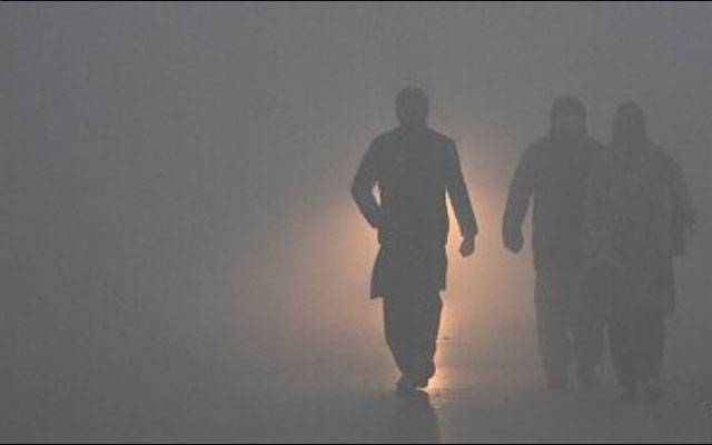 لاہور ؛ شدید دھند کے باعث حد نگاہ صفر ، سردی کی شدت میں اضافہ 