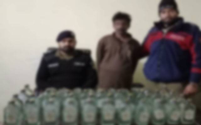 پولیس کی کارروائی؛120سے زائد شراب کی بوتلیں برآمد، ملزم گرفتار