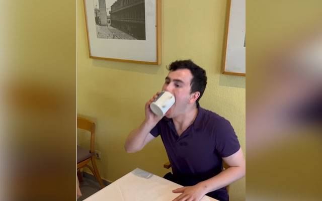 نوجوان نے تین سیکنڈ میں گرم کافی پی کر عالمی ریکارڈ بنا دیا،ویڈیو وائرل