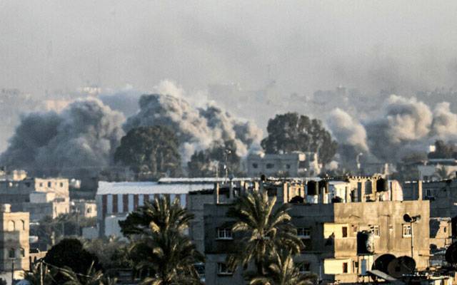 غزہ میں اسرائیلی فوج کی خونریز کارروائیاں جاری ہیں، صیہونی طیاروں نے خان یونس پر بمباری کرکے 65 فلسطینیوں کو شہید کر دیا