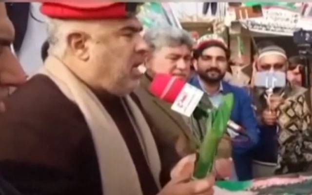 عمران خان کے ساتھ کھڑا رہوں گا، اسد قیصر نے قرآن پاک پر حلف اٹھا لیا