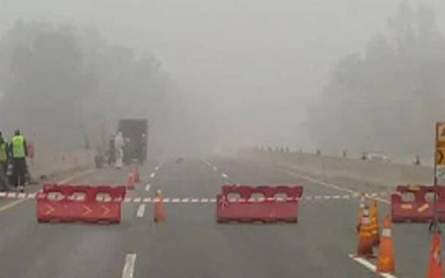 دھند کے باعث حد نگاہ کمی ، موٹرویز ٹریفک کیلئے بند