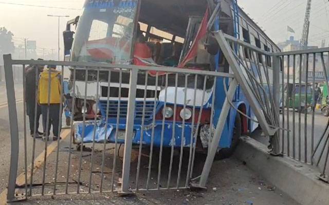  فیکٹری ملازمین کو لیجانے والی بے قابو بس میٹرو جنگلا توڑ کر ٹریک میں جا گھسی