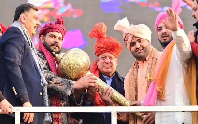 گوجرانوالا کے پہلوانوں نے نوازشریف کو   گرز پیش کیا اور پگڑی بھی پہنائی