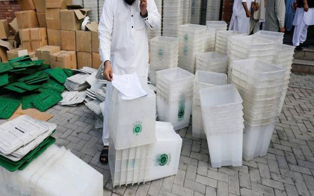 عام انتخابات میں ایک دن باقی! پولنگ عملے کو انتخابی سامان کی ترسیل شروع