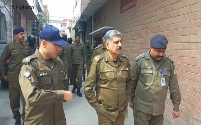 سی سی پی او کا مختلف پولنگ اسٹیشنز کا دورہ ،سکیورٹی انتظامات کا جائزہ لیا
