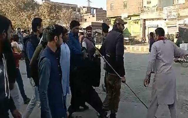 پی پی146میں ن لیگ کے دفتر کے باہر 2 سیاسی جماعتوں میں جھڑپ