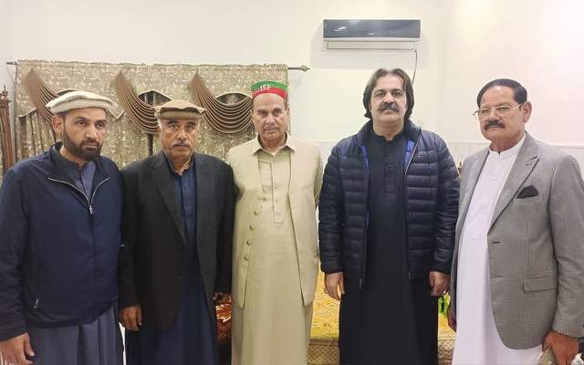 آزاد ایم پی ایز نے پی ٹی آئی  میں شمولیت اختیار کرلی
