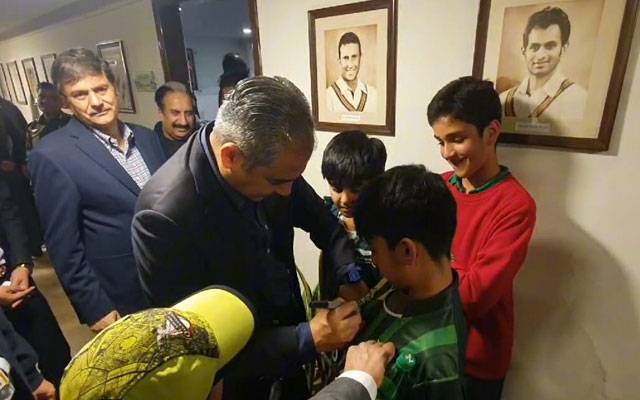 محسن نقوی میچ دیکھنے قذافی اسٹیڈیم پہنچ گئے، ننھے بچوں سے ملاقات، آٹو گراف بھی دیے 