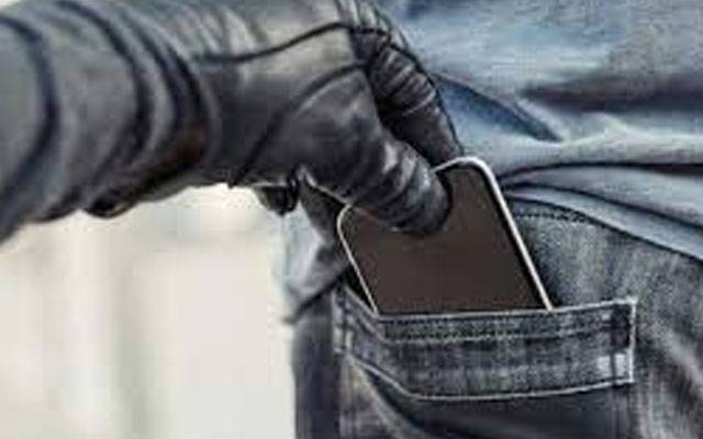 بیوی کی پسند کا موبائل تحفے میں دینا خاوند کو مہنگا پڑ گیا