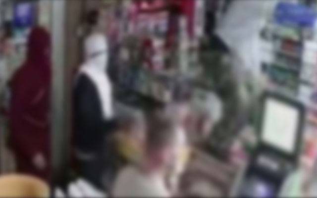 لاہور؛ چور یوٹیلٹی سٹور کی دیوار توڑ کرلاکھوں روپے لیکر فرار 