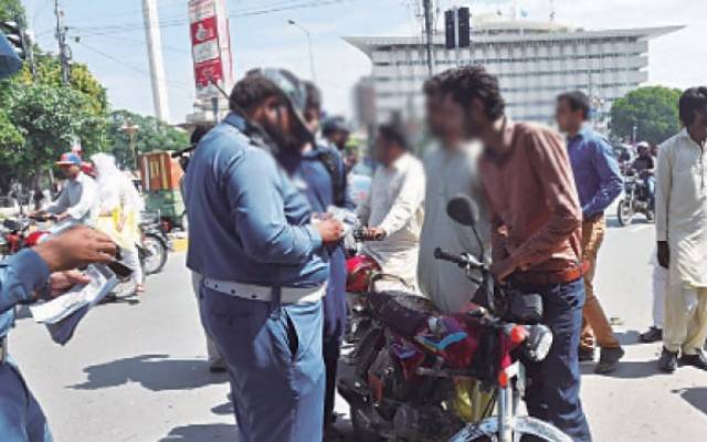 بغیر لائسنس،بغیر ہیلمٹ اور کم عمر ڈرائیورز کیخلاف کریک ڈاؤن تیز کرنے کا حکم