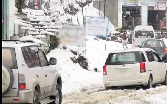  17 سیاح برف باری کے باعث سڑک پر  پھنسی گاڑیوں میں قید ہو گئے