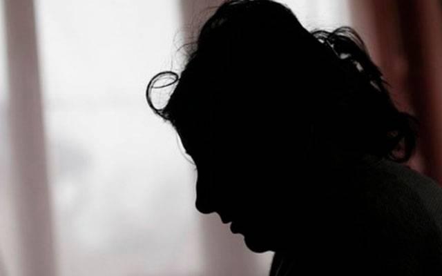 موٹرسائیکل پر دنیا گھومنے والی غیر ملکی خاتون کیساتھ بھارت میں شوہر کے سامنے اجتماعی زیادتی 