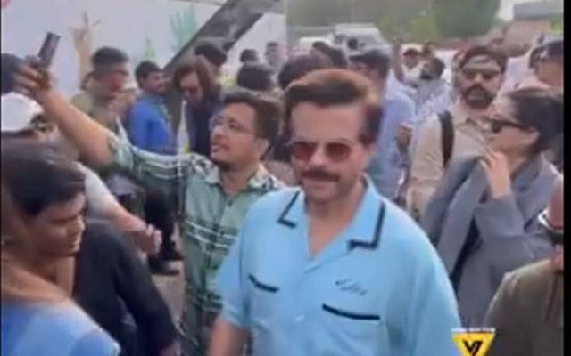 ارب پتی بالی ووڈ سٹارز کا ایک ہی بس میں سفر، ویڈیو وائرل