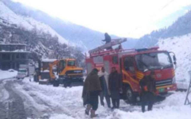  دیربالا؛ گلیشئرگرنے سے دیر چترال روڈ مکمل طور پر بند 