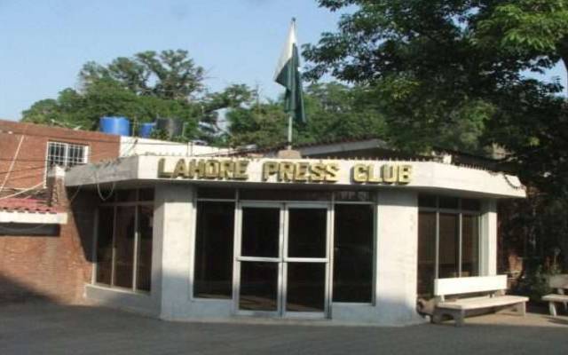 پاکستان پنشنرز ویلفیئرایسوسی ایشن کاپریس کلب کے باہر بڑھتی ہوئی مہنگائی اور پنشن اصلاحات کیخلاف احتجاج