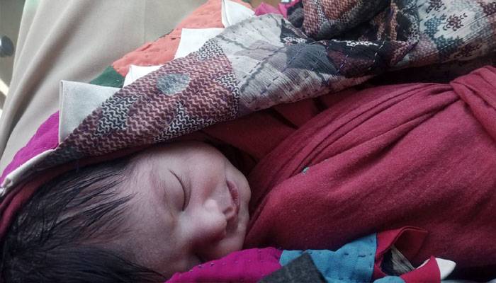 خاتون نے بچے کو سڑک پر جنم دے دیا