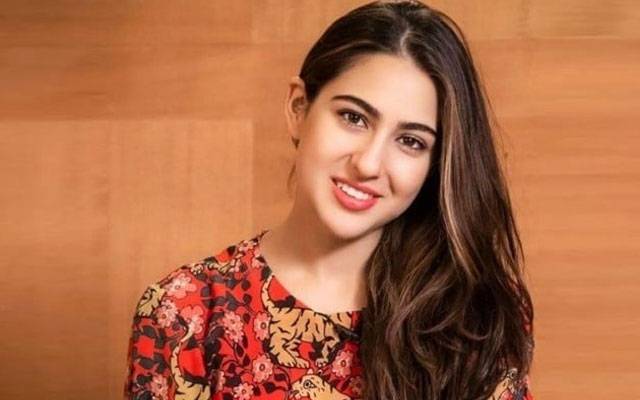 سارہ علی خان  جلنے سے بال بال بچ گئیں