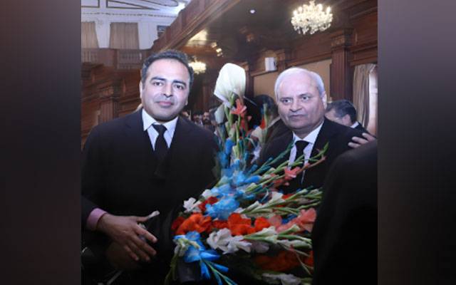  ممتاز قانون دان مخدوم وسیم قریشی کی چیف جسٹس لاہور ہائیکورٹ کو حلف برداری کے بعد مبارکباد، گلدستہ پیش کیا