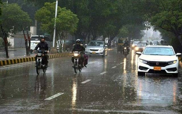 لاہور :مختلف علاقوں میں کہیں تیز کہیں ہلکی بارش، موسم خوشگوار  