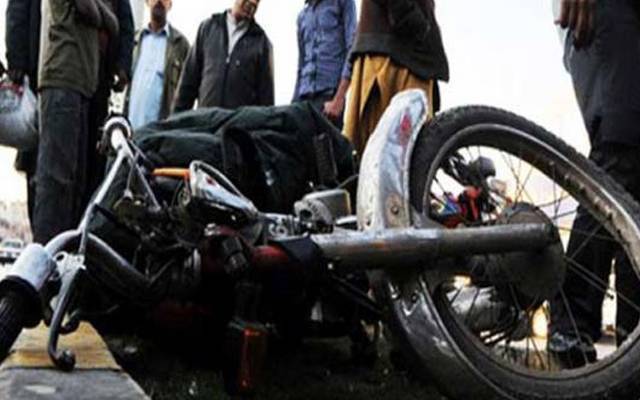 تیز رفتار بس نے موٹر سائیکل سوار طلباء کو کچل ڈالا