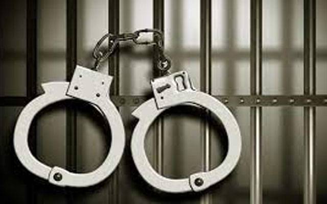  پولیس نے اشتہاری پکڑ لیا، دو منشات فروشوں سے ڈھائی کلو چرس برآمد کر لی
