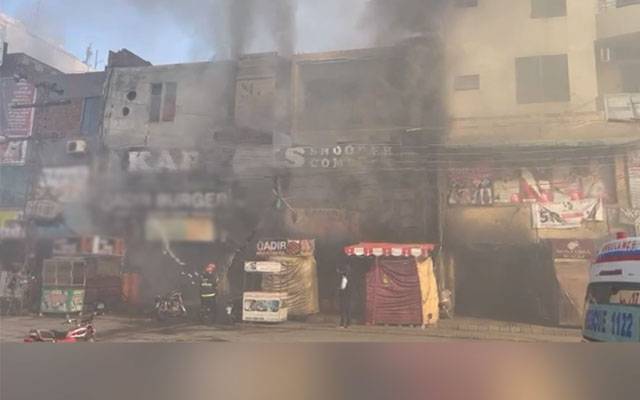 مون مارکیٹ :پلازہ میں آگ لگ گئی،درجن سے زائد دکانیں متاثر