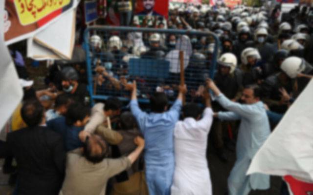 پولیس پر تشدد اور پیٹرول بم پھینکے کا مقدمہ، عدالت نے حافظ فرحت عباس سے تفتیش کی اجازت دیدی