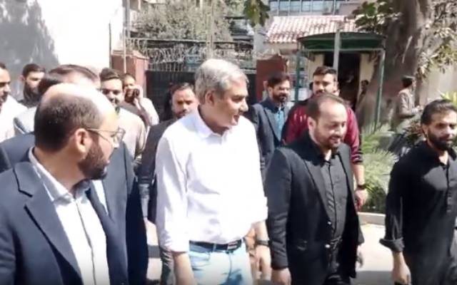 محسن نقوی سینیٹ انتخابات کیلئے کاغذات نامزدگی جمع کروانے الیکشن کمیشن کے دفتر پہنچ گئے