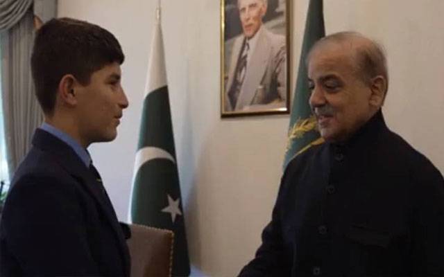 وزیراعظم سے طالب علم اکرام اللہ کی ملاقات، خوبصورت تحفہ دیدیا 