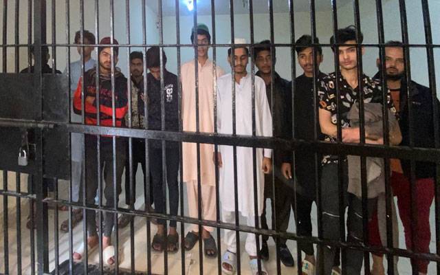  لاہور؛ ون ویلرز کی پولیس پر فائرنگ، ایک شہری زخمی، 13 ملزمان گرفتار 