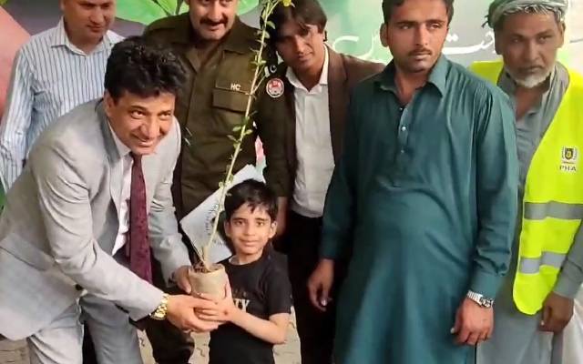 پلانٹ فار پاکستان مہم،طاہر خلیل سندھو نے 7 ہزار سے زائد پودے عوام میں تقسیم کیے