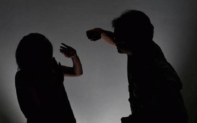 گرین ٹاؤن:شوہرکااپنےوالدکیساتھ ملکربیوی پرتشدد،  سر کے بال کاٹ دیے