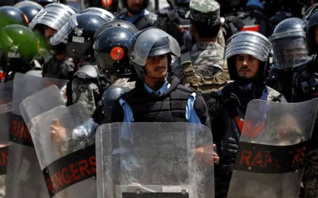 طلباء کے والدین پرنسپل ایچیسن کے حق میں سڑکوں پر نکل آئے