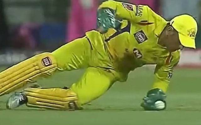 Mahindar Singh Dhooni, Chanai Super Kings, 300 catches behind the wickets, city42 , wicket keeper Dhoni, 