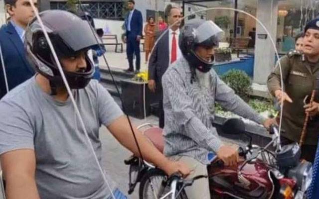 پتنگ بازی کیخلاف خصوصی مہم کے دوران موٹر سائیکل سواروں میں سیفٹی وائر تقسیم 