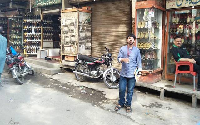 عید الفطر : مردوں کی کثیر تعداد خریداری کرنے پہنچ گئی