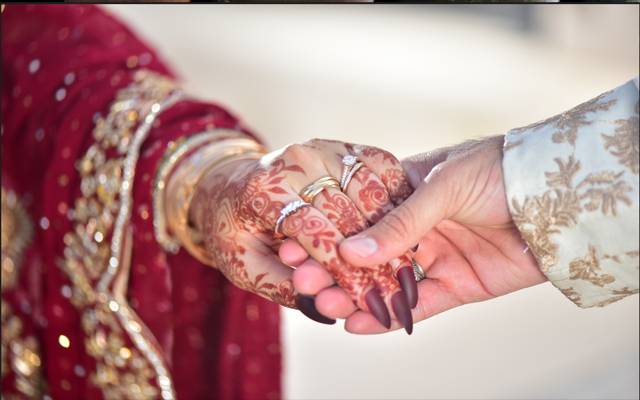 سالانہ 4 لاکھ روپے کمانے والی خاتون کو ایک کروڑ کمانے والے دلہے کی تلاش