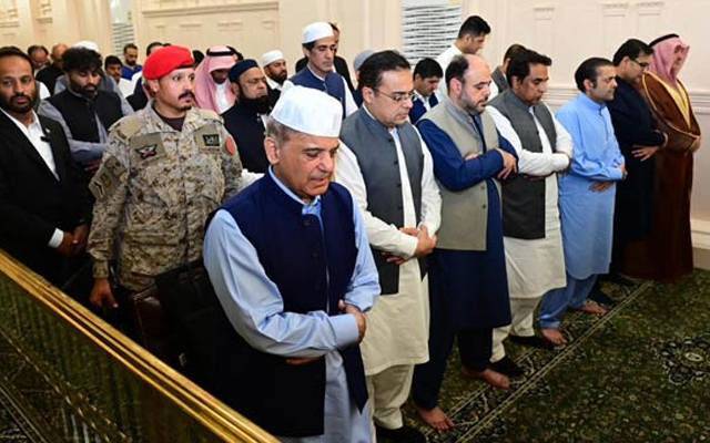 وزیراعظم شہبازشریف کی مسجد نبوی میں حاضری، نوافل ادا کیے